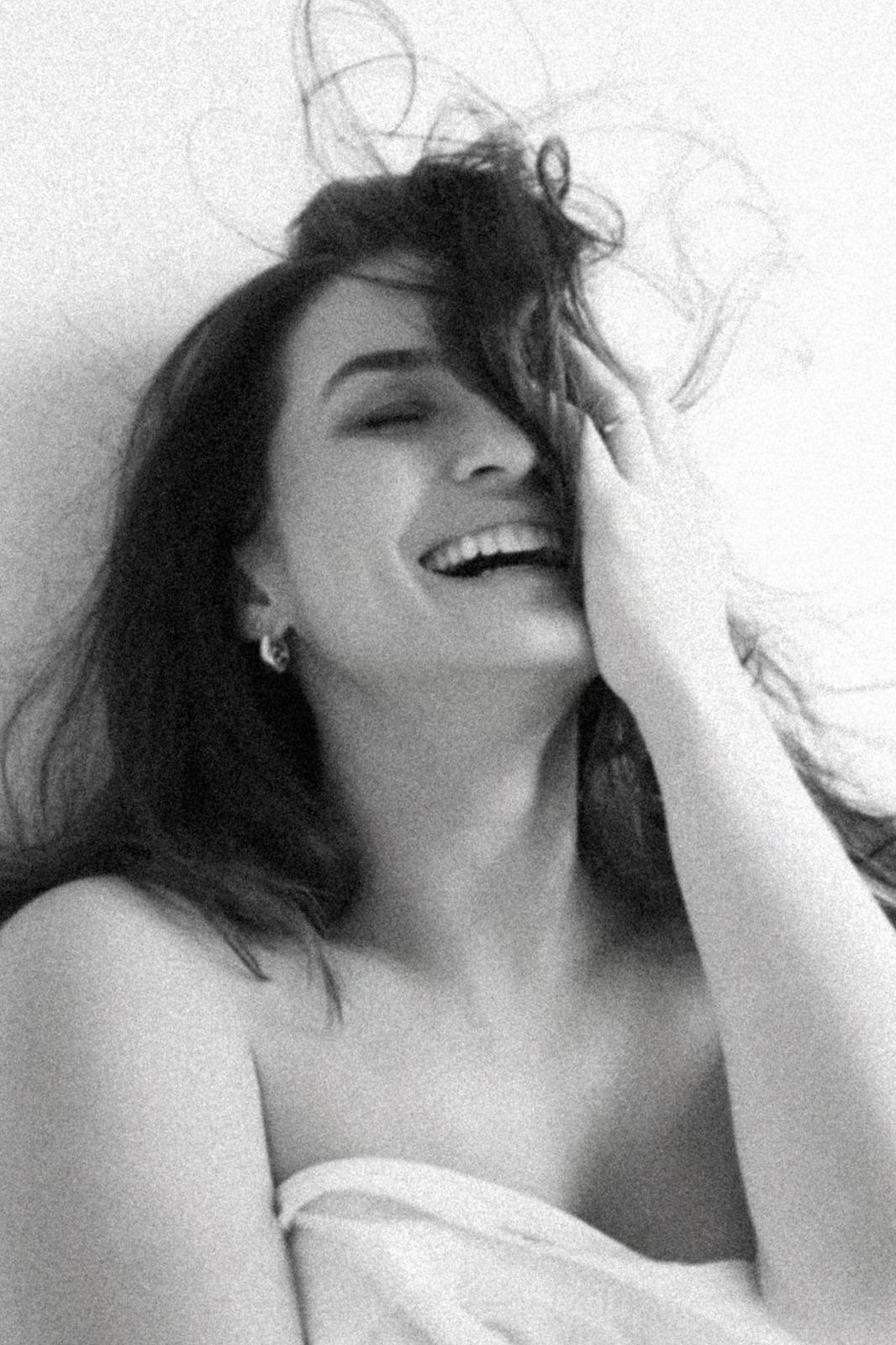 Léuria sorrindo em ensaio fotográfico